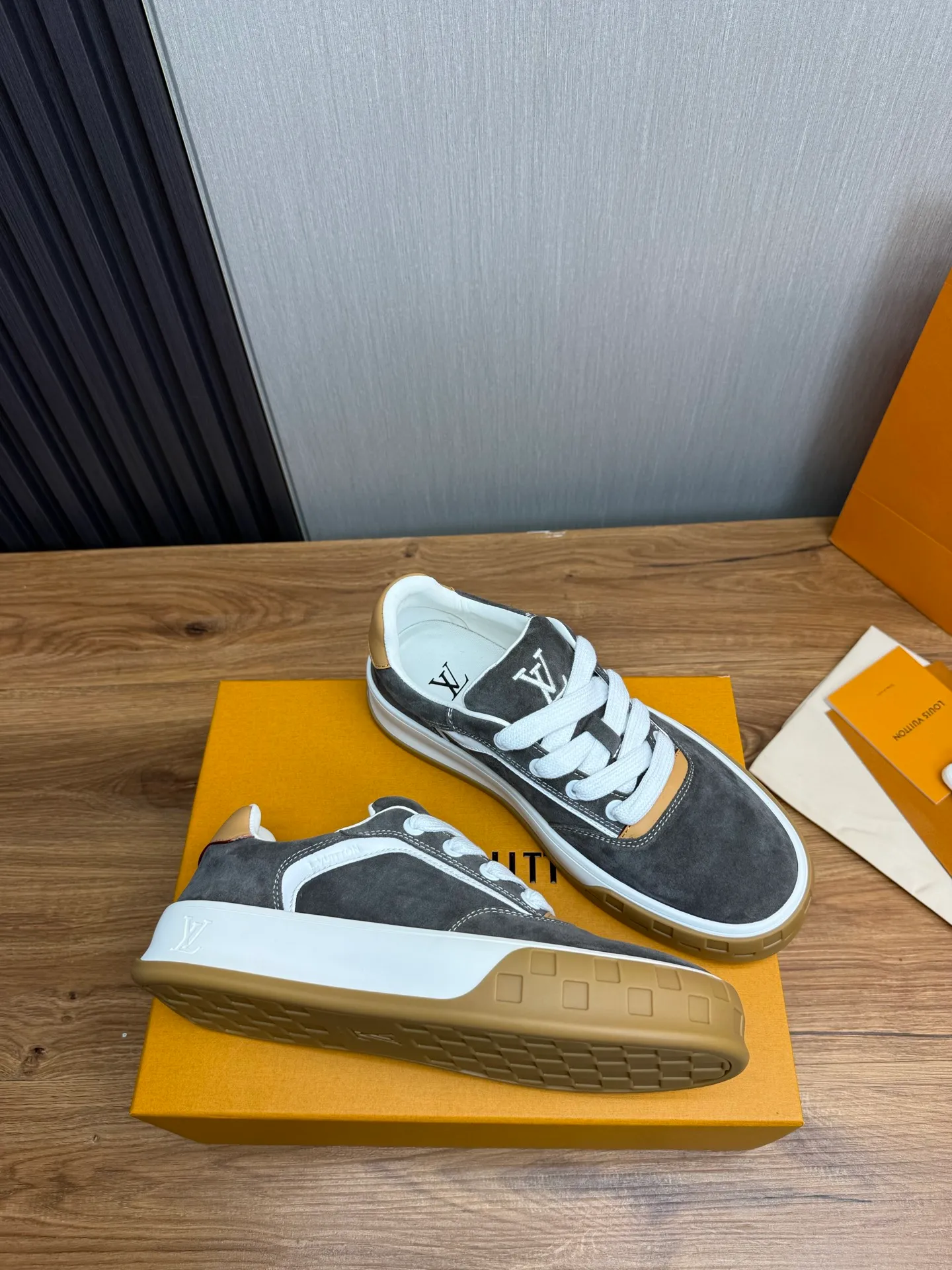 Men's shoes 620💰 Lv. Top purchasing agent🇮🇹 Louis Vuitton, sports sneakers counter synchronization, uppers imported from Italy, high-quality splicing and complex handicrafts, imported mesh pads are soft and comfortable, soles: original factory special soles, TPU exclusive movable molded soles super comfortable, original factory single goods, 🔍🔍high quality, you can enter and exit the counter at will, welcome to compare, code number 38-44 (customized 38.45)